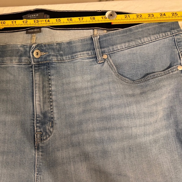 Torrid Bombshell Flare Premium Stretch Jeans – Light Wash – Size 30R - Picture 3 of 9